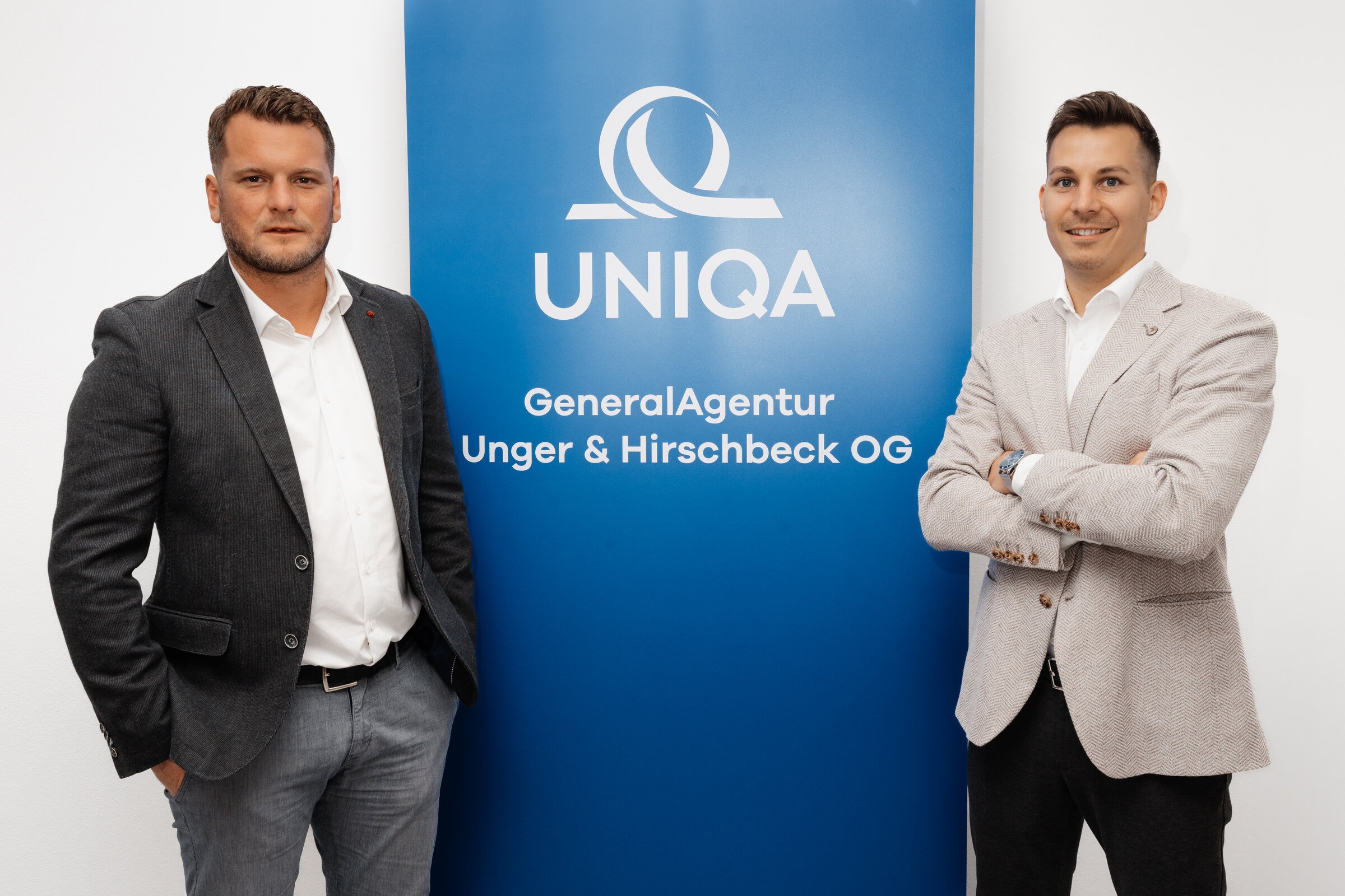 Ein Holztische mit dem Logo der Generalagentur Unger und Hirscheck.